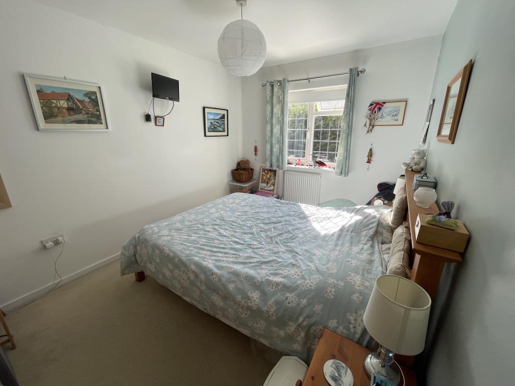 Lot: 58 - RESIDENTIAL ASSURED TENANCY INVESTMENT - Internal image of one of the bedrooms from landing